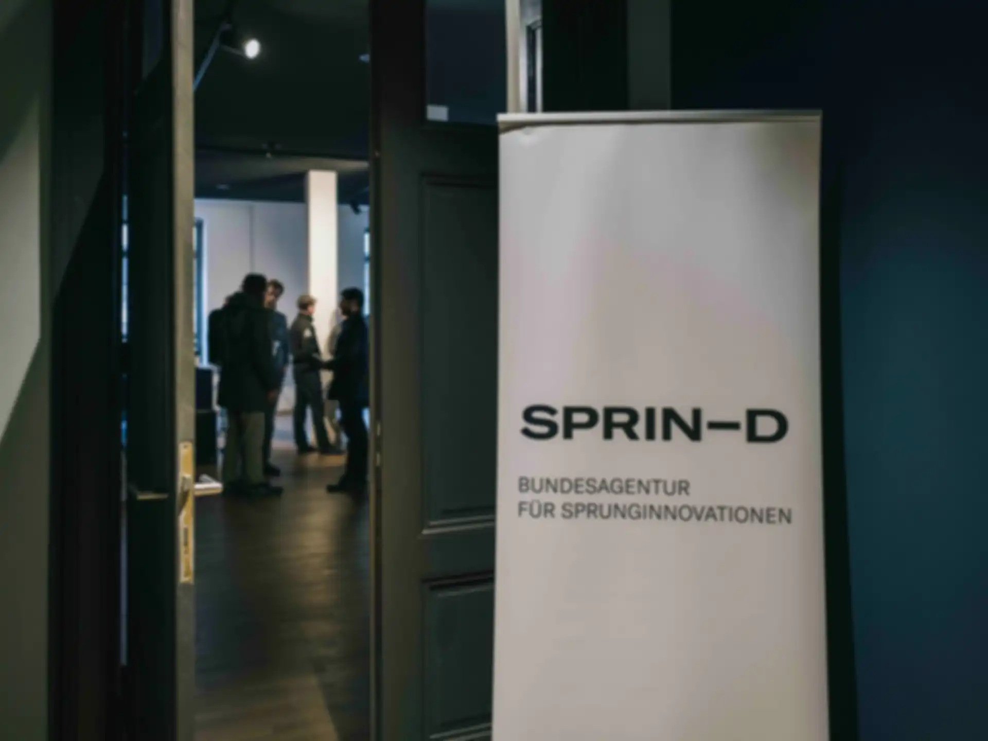 Ein "SPRIND" Banner im Gang des Event Ortes.