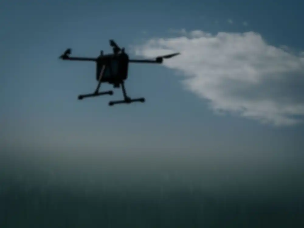 Eine Drohne fliegt am Himmel