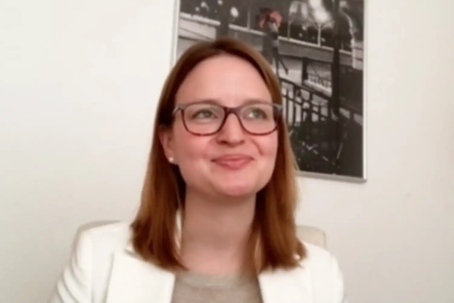 Portrait of Ronja Kemmer in her home