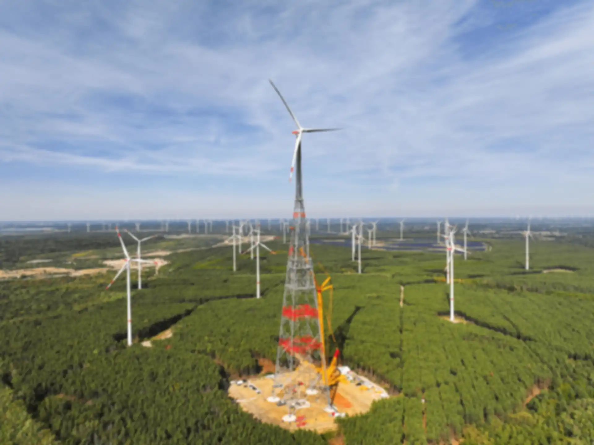 Höhenwindrad umgeben von Landschaft