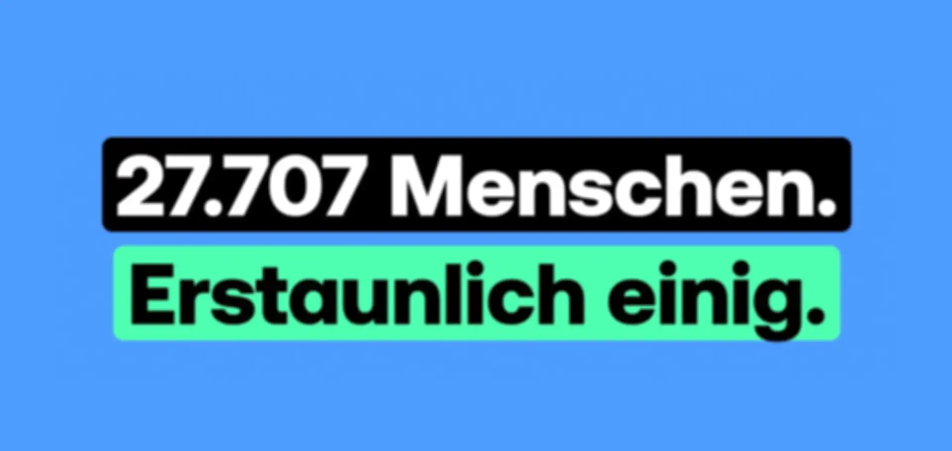 Eine Grafik vor blauem Hintergrund mit einem schwarzen und einem grünen Balken. Der Slogan "27707 Einreichungen - Erstaunlich einig" ist auf beide Balken verteilt.