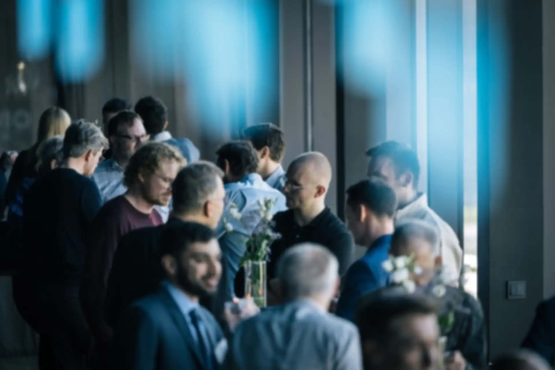 Mehrere Personen im Gespräch in einem Konferenzsaal