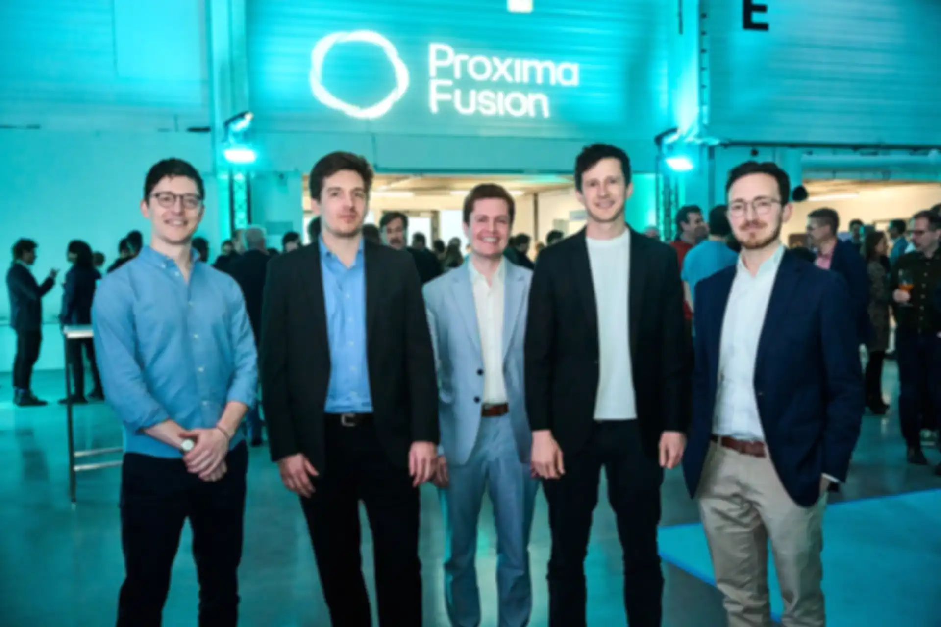 Ein Gruppenbild der fünf Co-Founder von Proxima Fusion. Alle sind männlich, förmlich gekleidet und schauen freundlich in die Kamera.