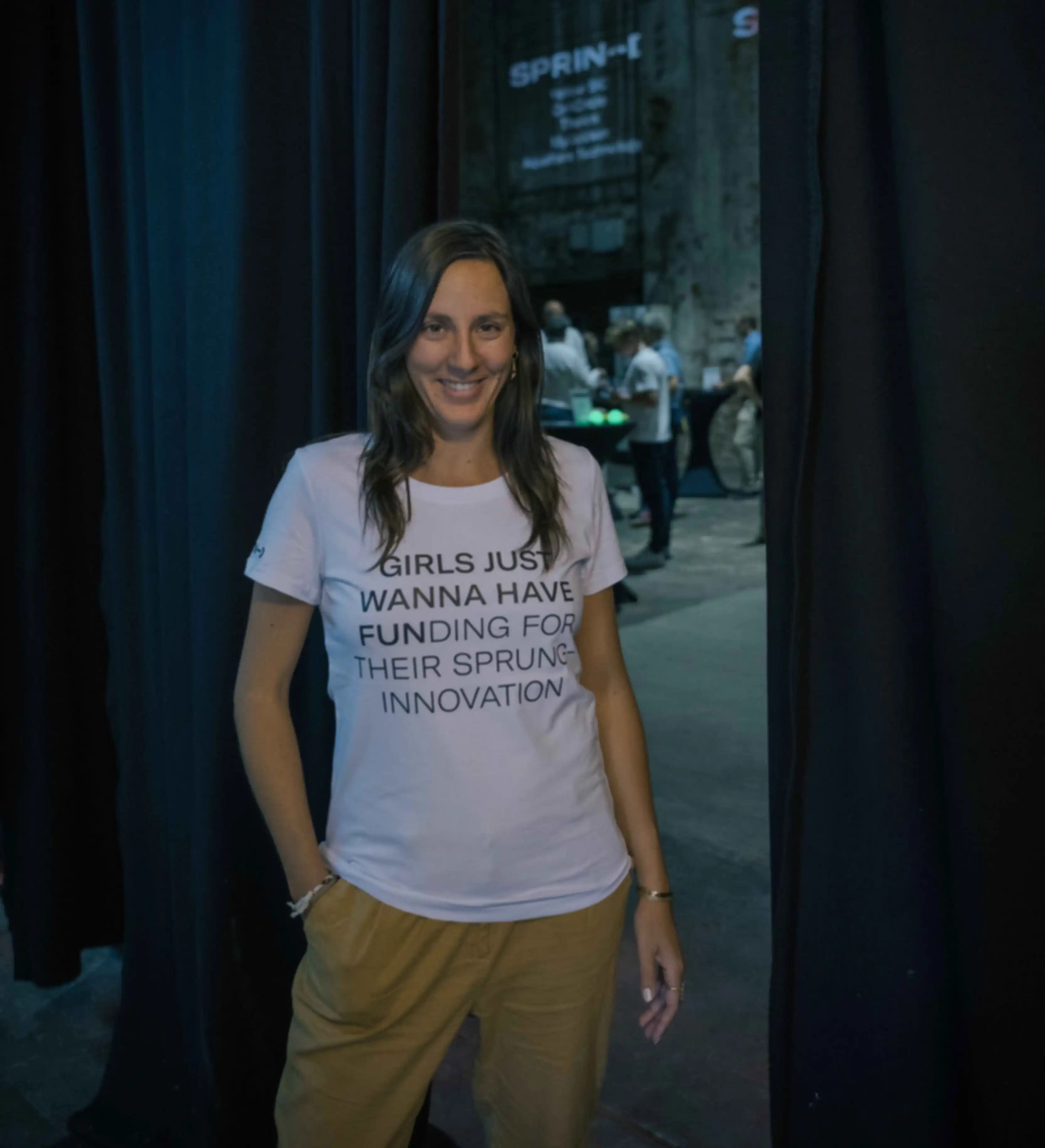 Ein Portrait einer Person. Sie trägt ein T-Shirt mit der Aufschrift "Girls just wanna have funding for their Sprunginnovation"
