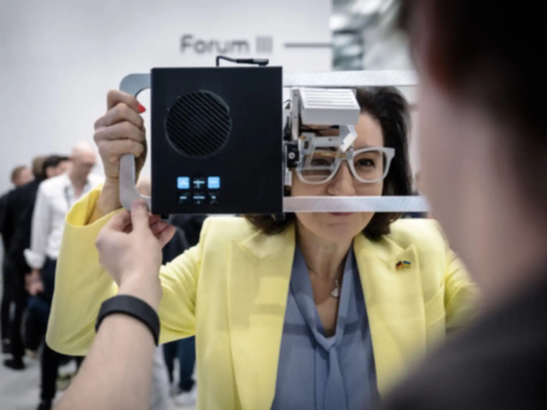 Dorothee Bär using a technical device