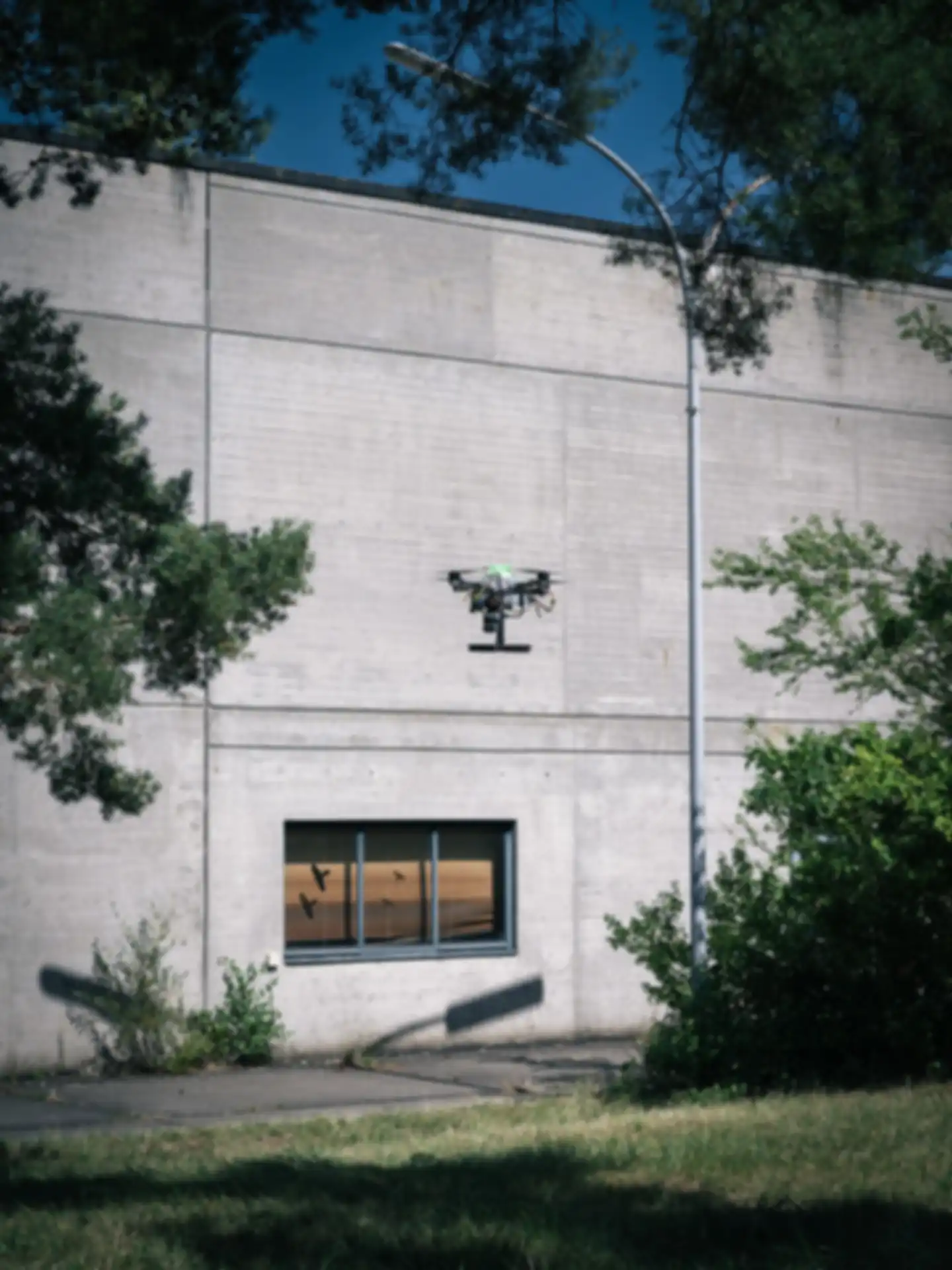 Eine fliegende Drohne vor einem Gebäude