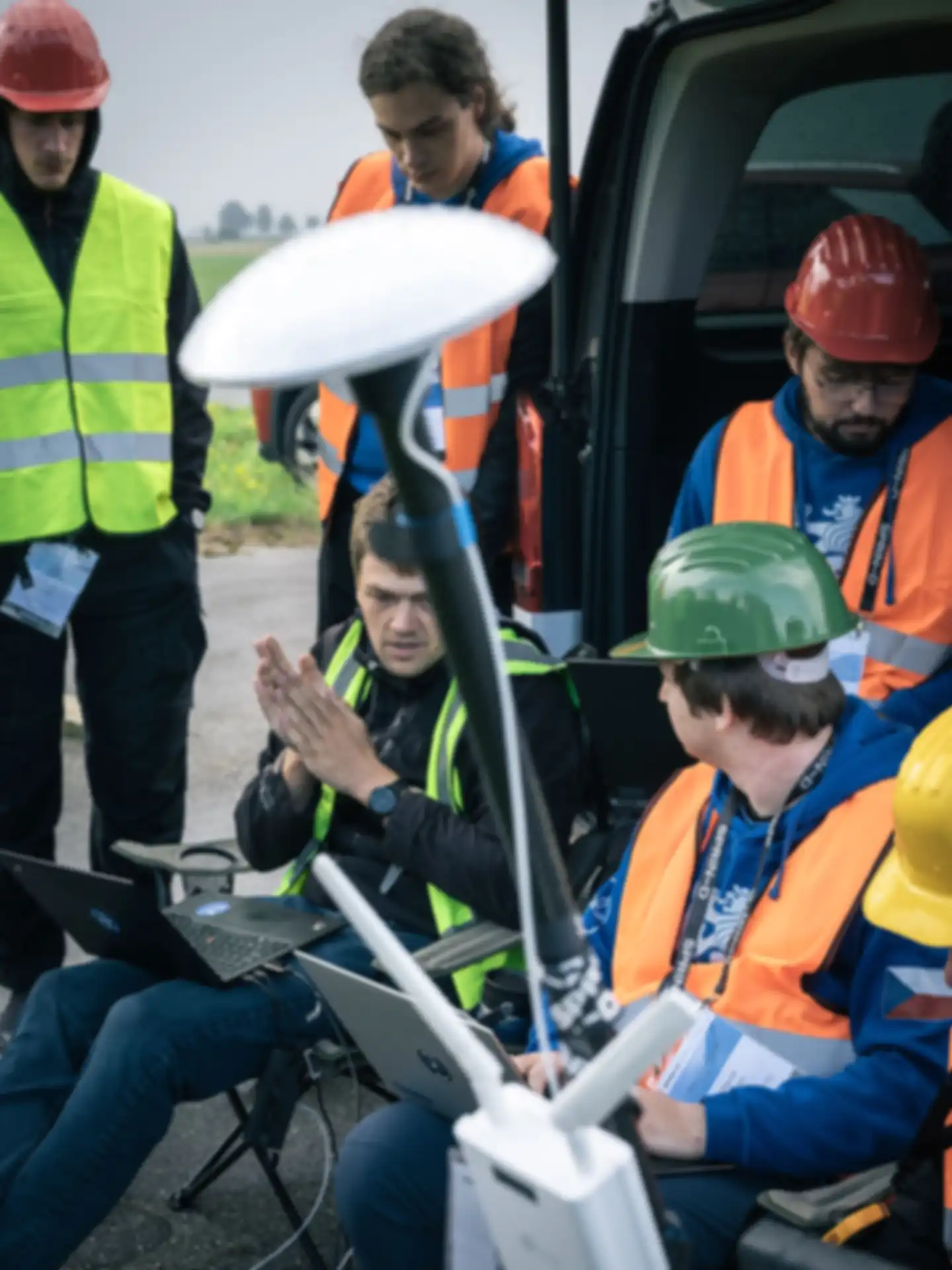 Fünf Männer mit Warnweste und Helmen mit Drohnentechnik