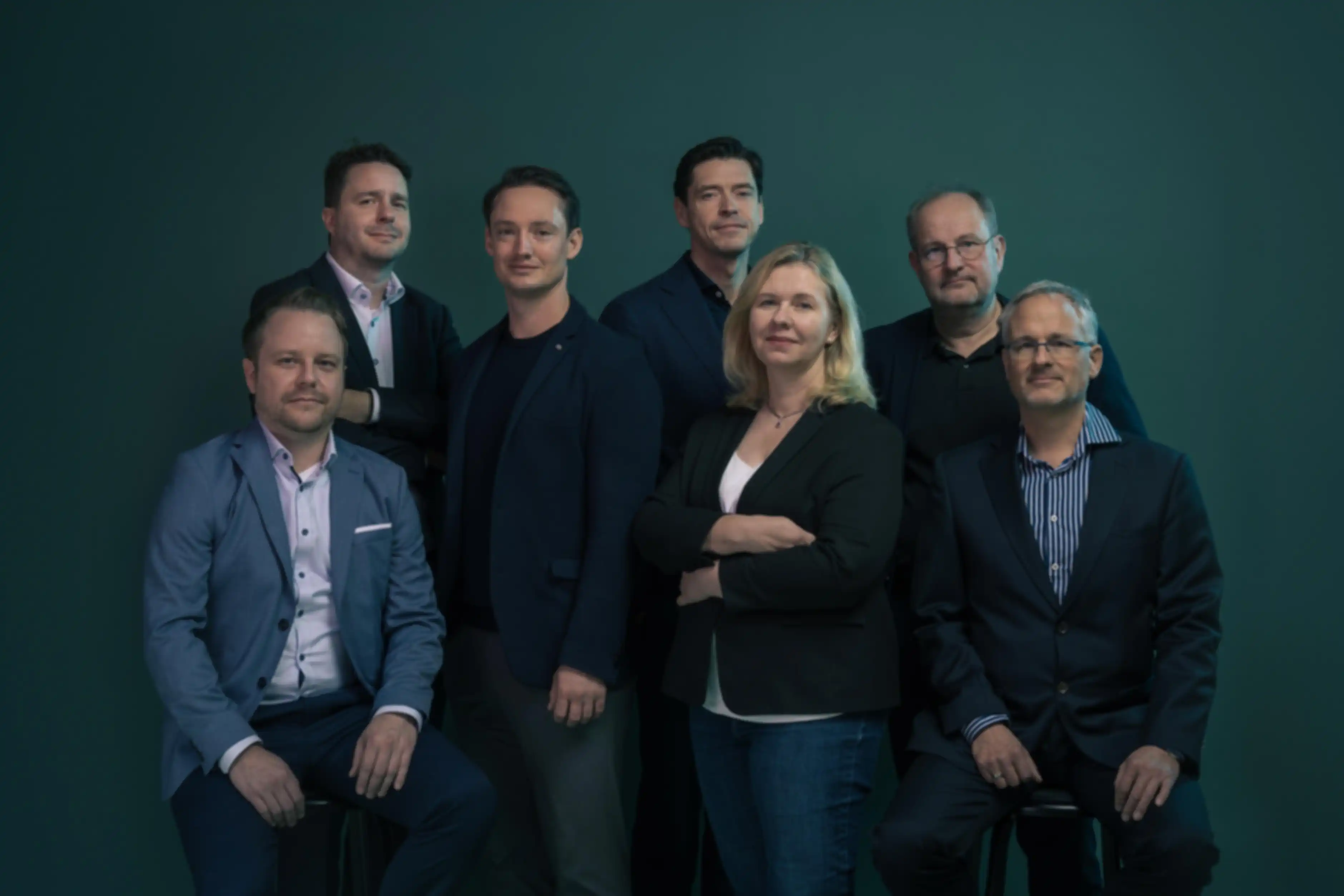 Jeweils ein Mitglieder der sechs teilnehmenden Teams und Jano Costrad von SPRIND im Gruppenfoto
