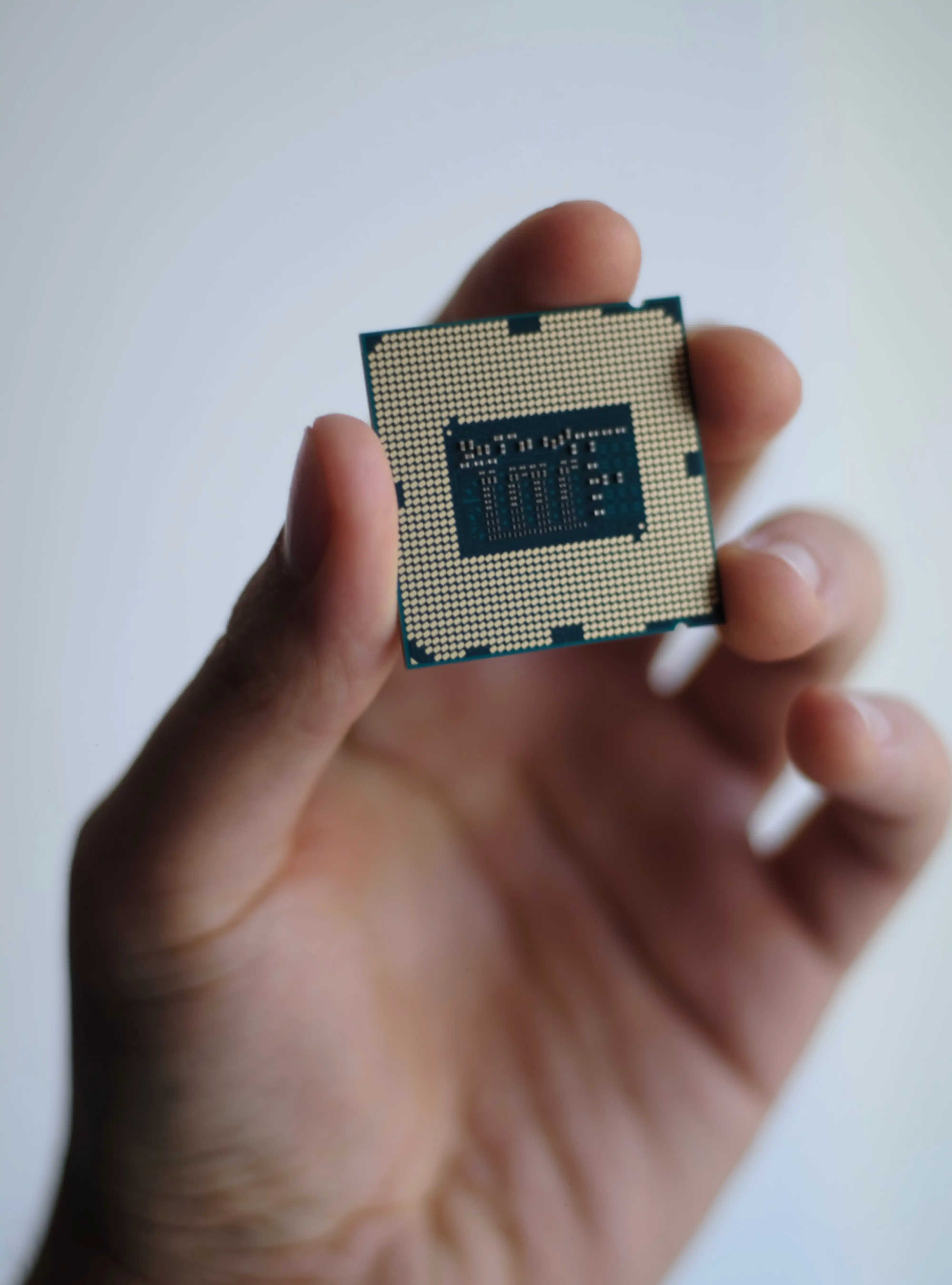 Nahaufnahme einer Person die einen Chip in der Hand hält