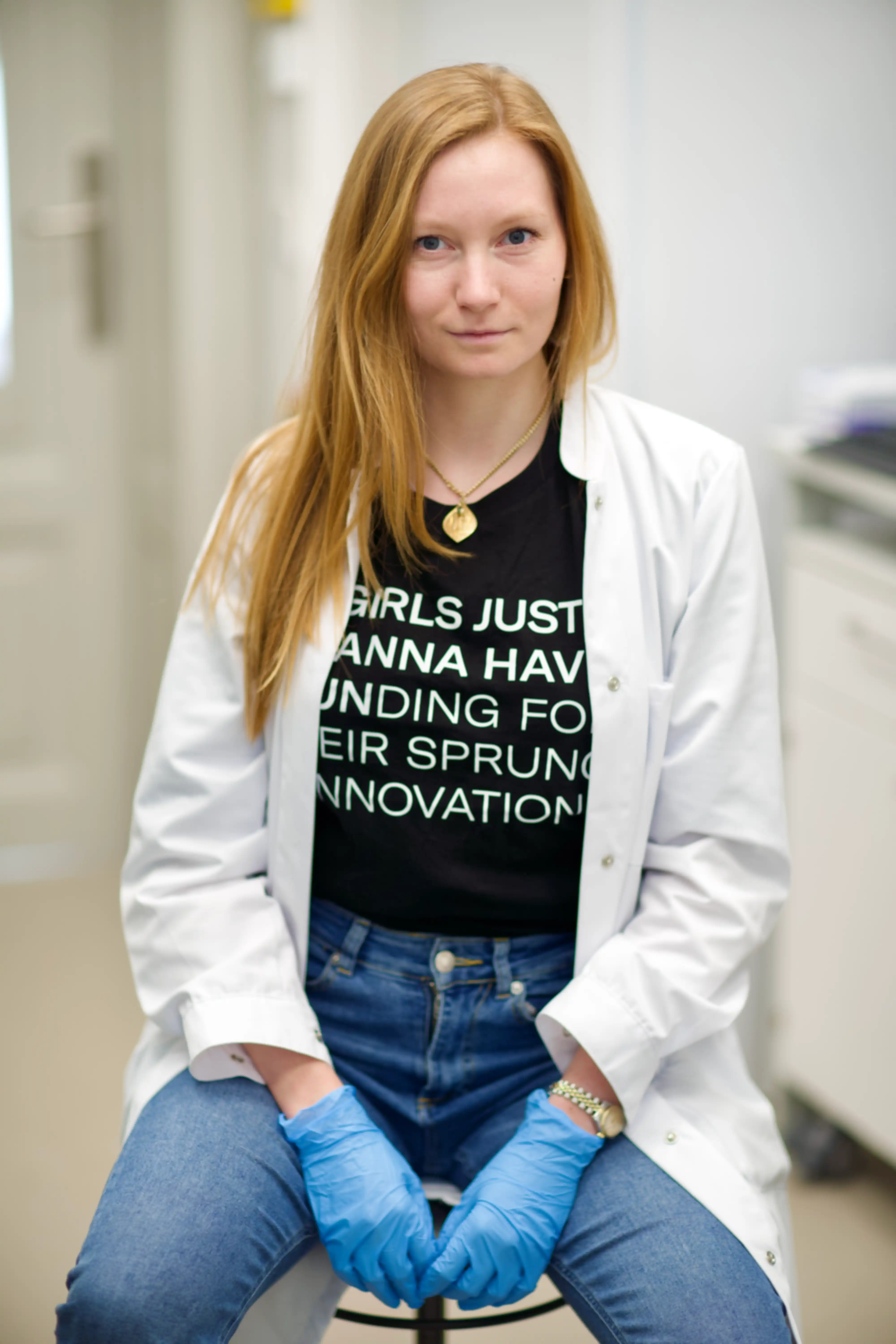 Portrait of Amelie Reigl, Co-founder TigerSharkScience and science influencer @dieWissenschaftlerin