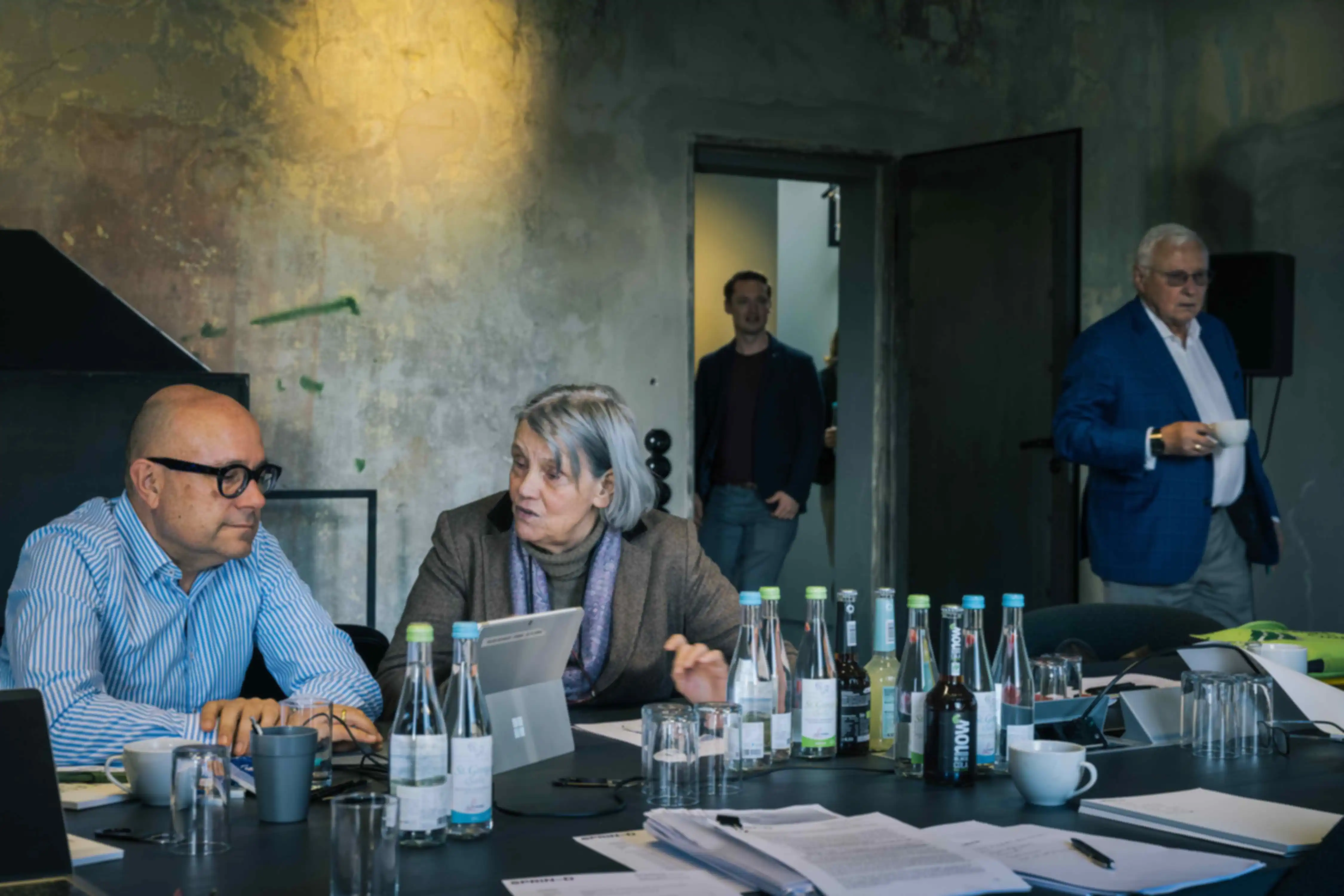Mehrere Personen während der Jurysitzung