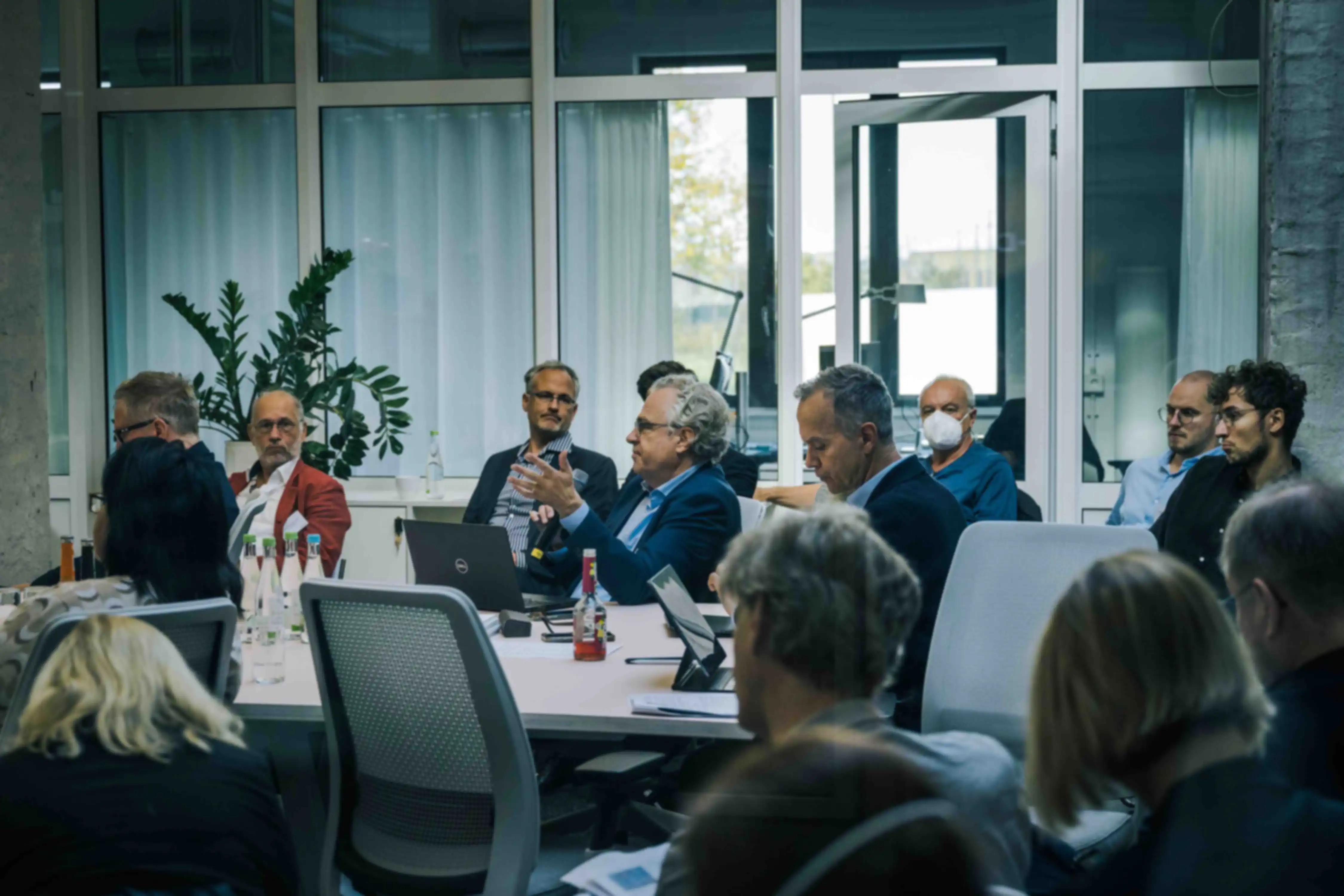 Einige Personen in einer Gruppenbesprechung im SPRIND Hauptquartier