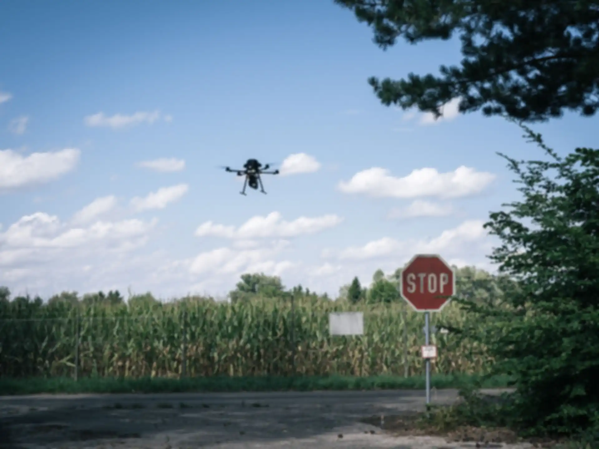 Fliegende Drohne neben einem Stop-Straßenschild