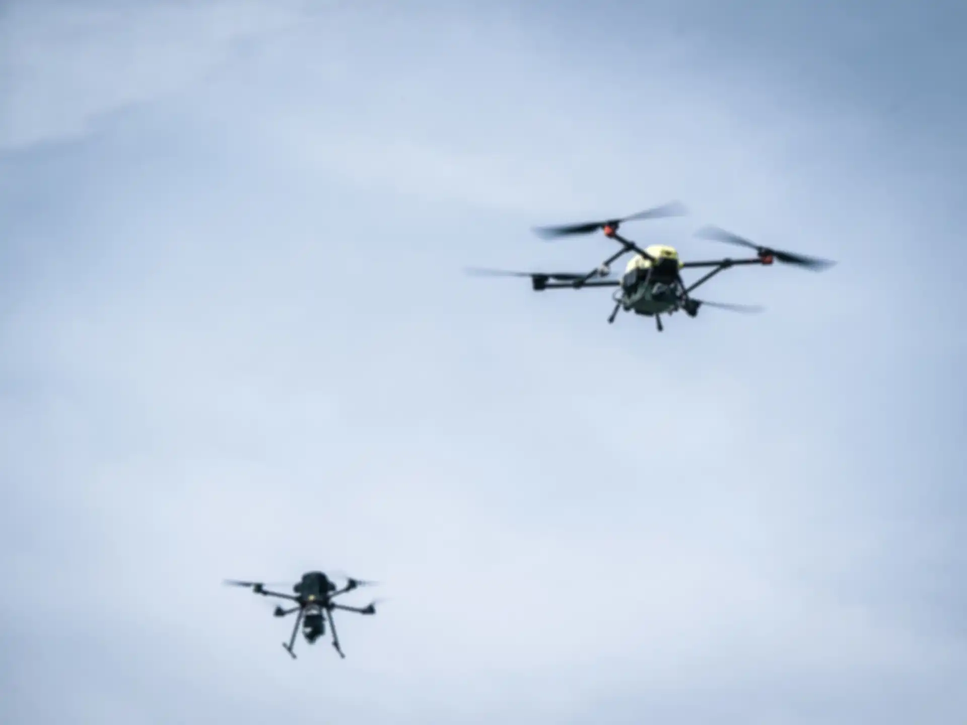 Zwei fliegende Drohnen am Himmel