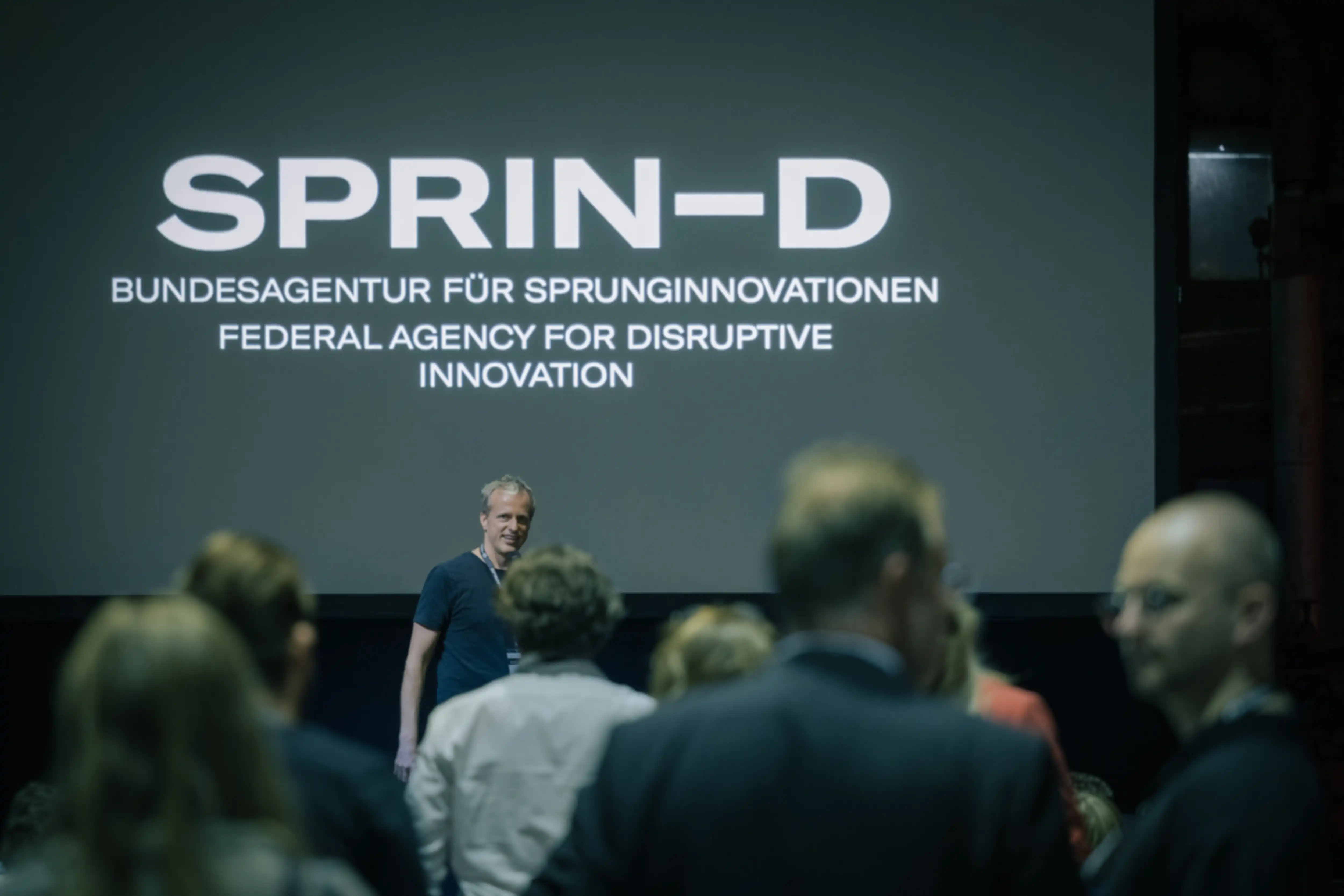 Blick auf die Leinwand durch das Publikum
