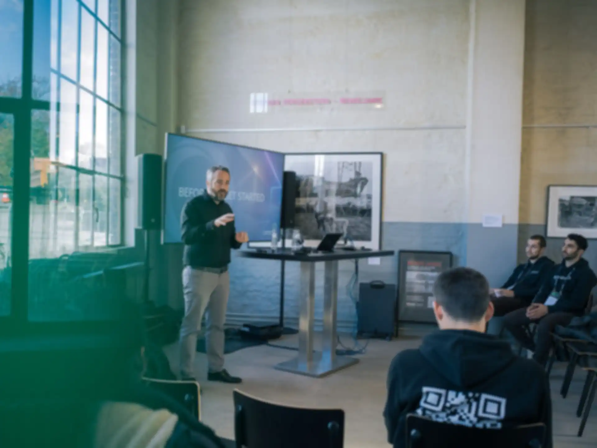 Ein Mann pitcht eine Idee