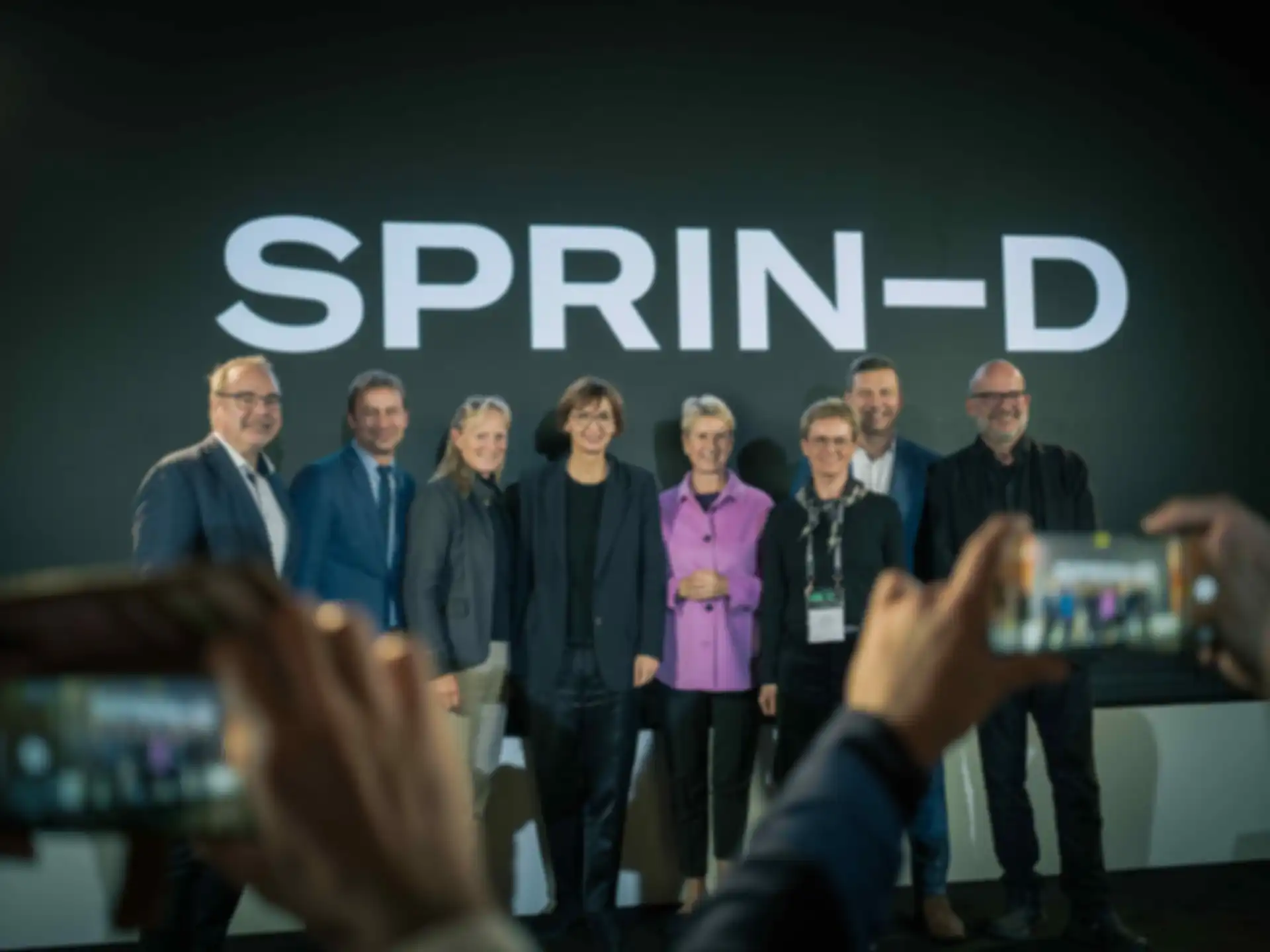 Ein Gruppenbild mit mehreren Personen auf der Bühne