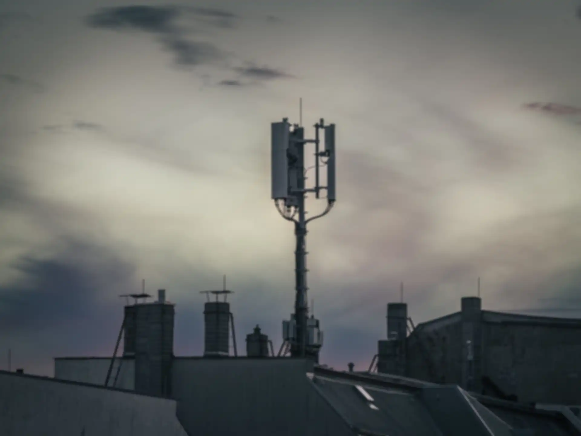 Eine Antenne auf einem Häuserdach