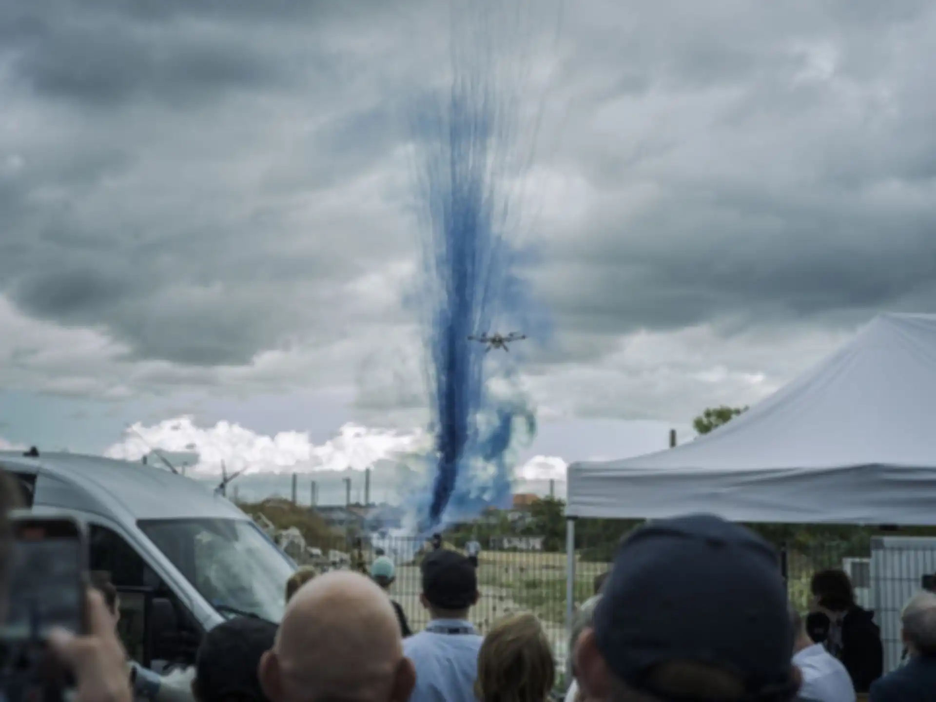 Eine Drohne fliegt zu Anschauungszwecken über den Besuchern des Festes.