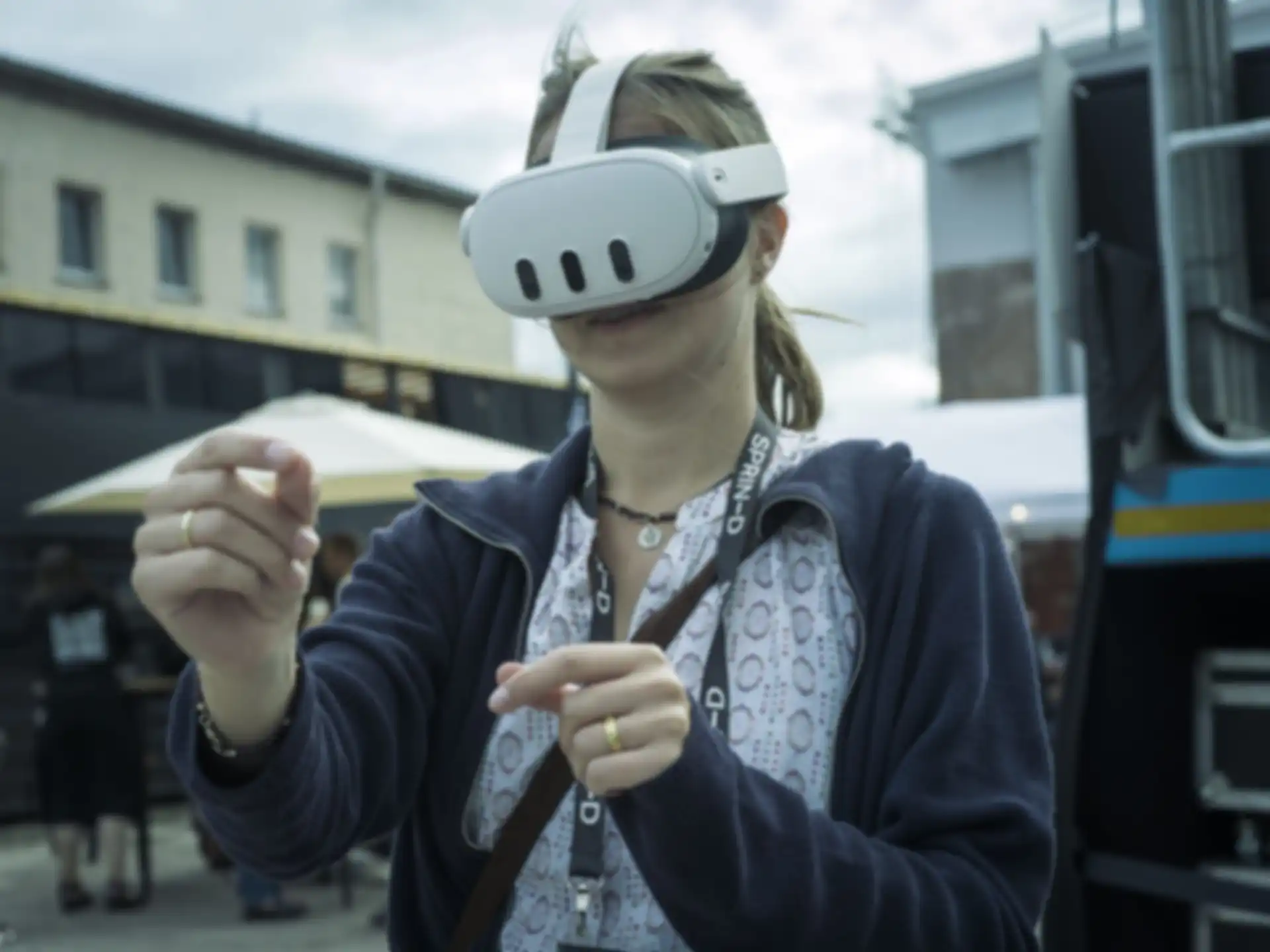 Eine Person trägt eine VR Brille