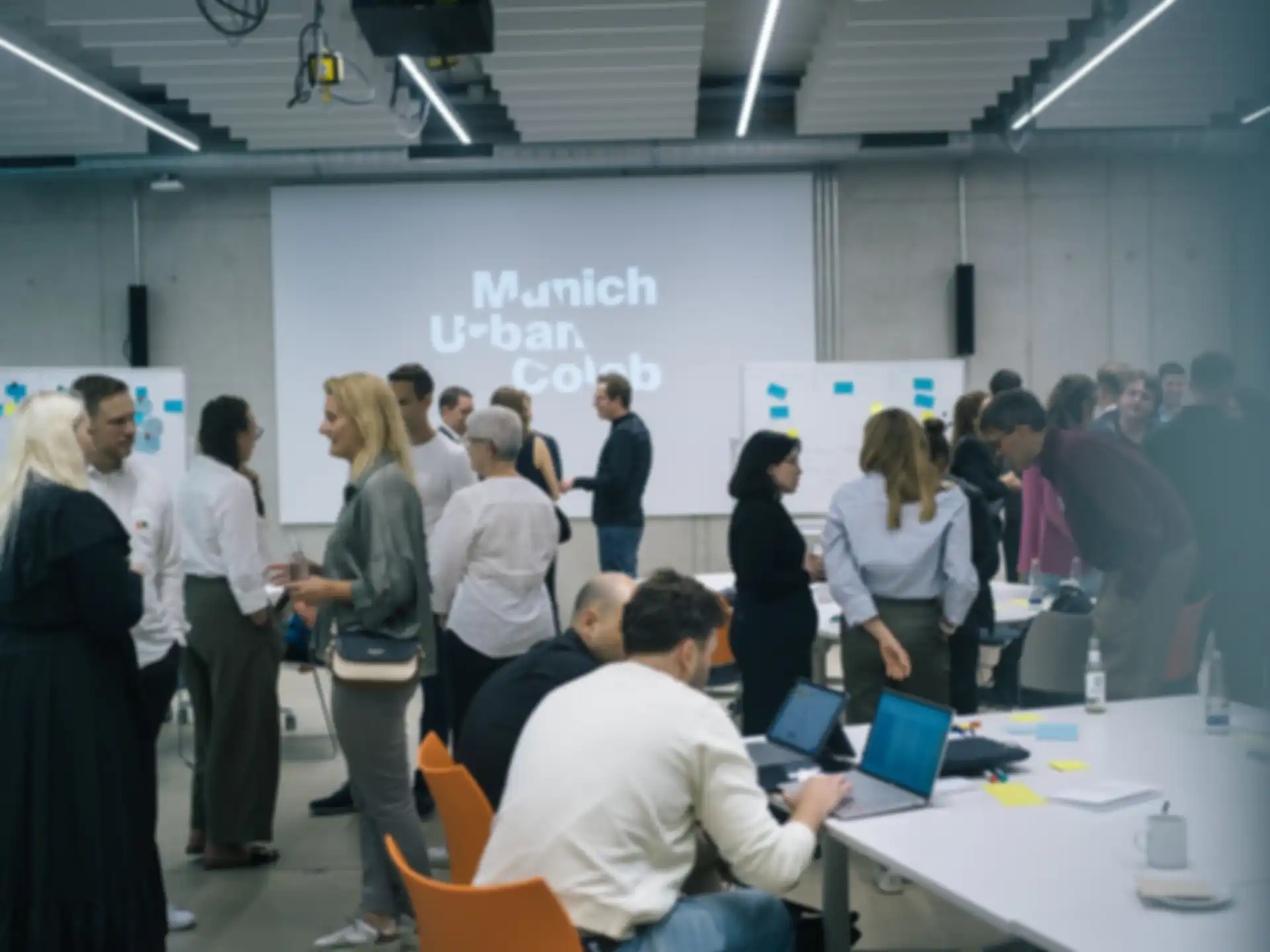Mehrere Personen im Gespräch auf der Veranstaltung.