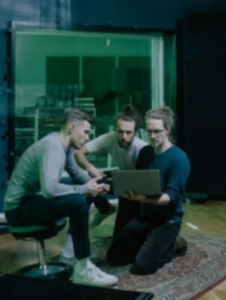 3 Personen vom Team PeakProfiling im Studio.