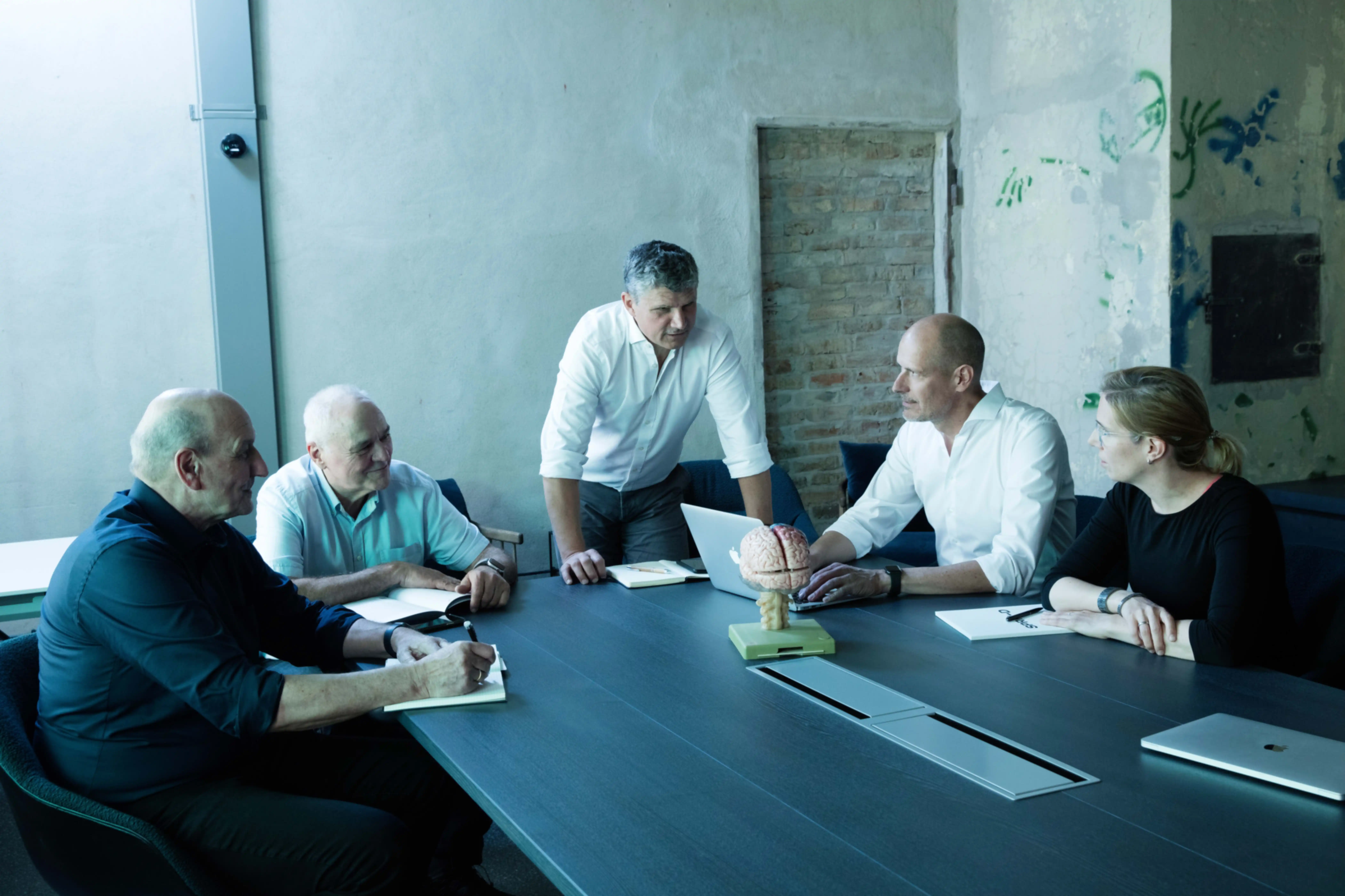 Eine Teambesprechung an einem Tisch