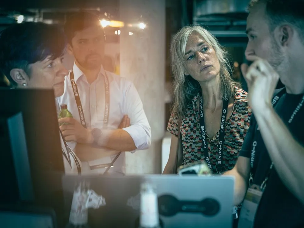 Teilnehmende der Konferenz unterhalten sich