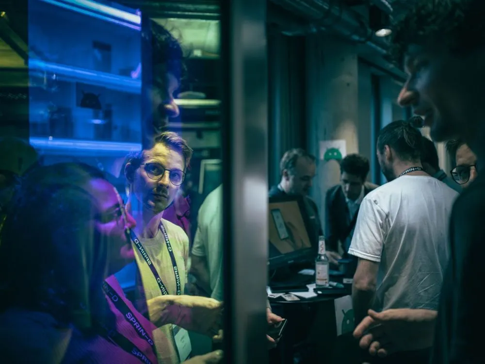 Teilnehmende der Konferenz schauen sich die verschiedenen Projekte an