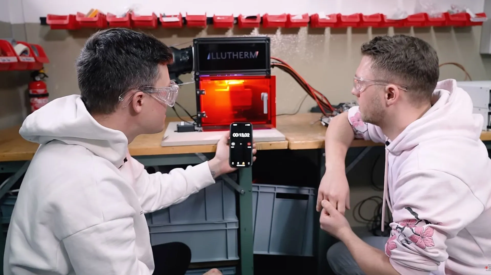 Jacob Beautemps und Lukas Porz testen den Prototyp