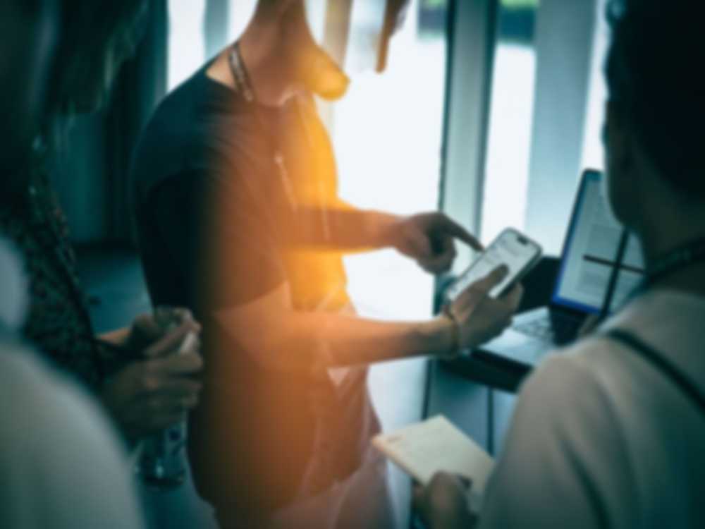 Ein Mann benutzt ein Smartphone, auf dem ein EUDI Wallet Prototyp zu sehen ist