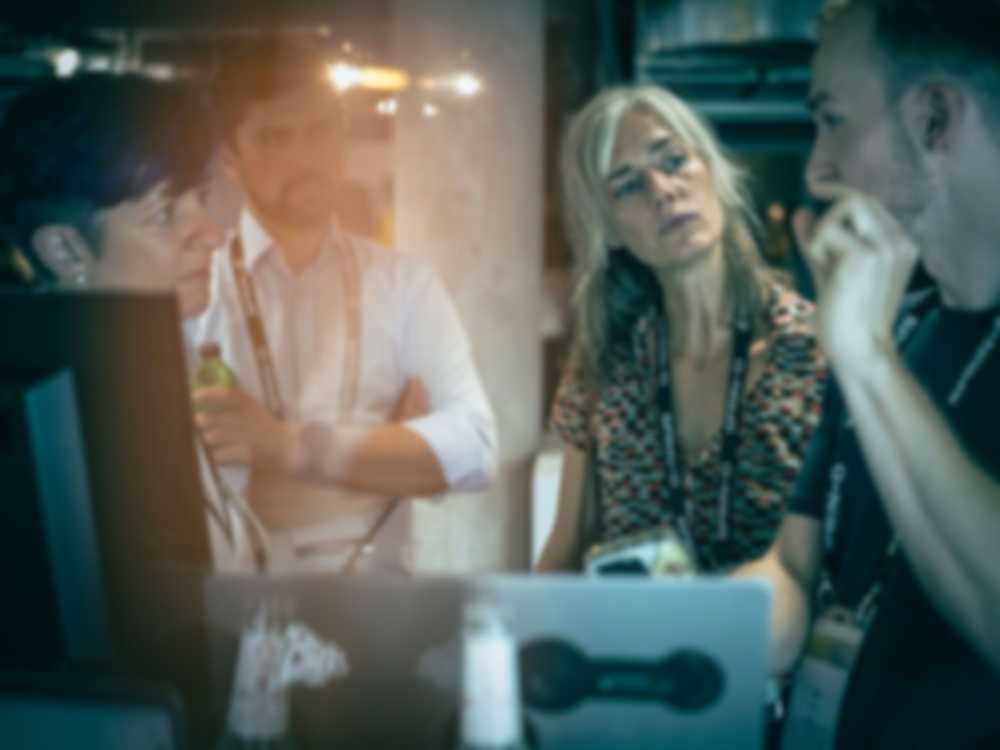 Teilnehmende der Konferenz unterhalten sich