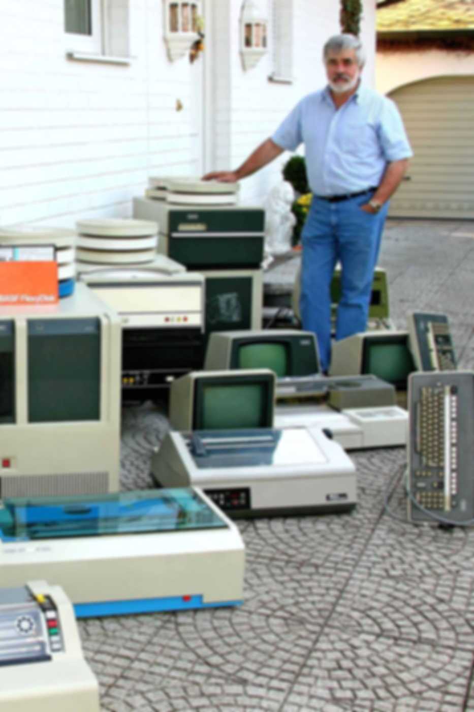Die Erstausrüstung der 70er Jahre wandert ins Computermuseum.